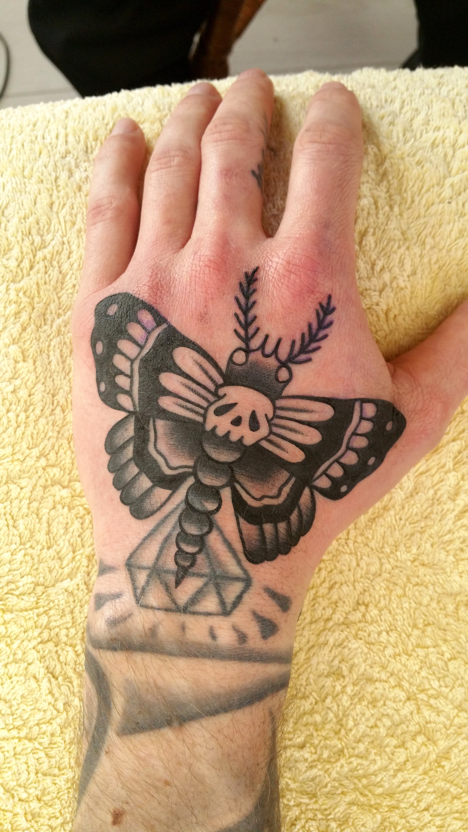 Motte Tattoo (klein) – Tattoo & Lifestyle Leipzig